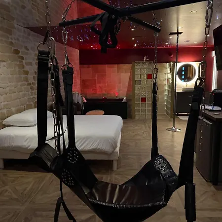 Interdite Avec Jacuzzi Et Salle De Jeux Sensuelle